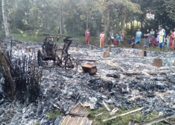 LUDES - Sebuah rumah milik warga di Kecamatan Cisata, Kabupaten Pandeglang, ludes terbakar, Senin (27/12/2021) malam. (ISTIMEWA)
