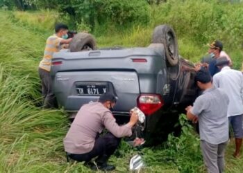 Kendaraan Suzuki Ertiga ber Nopol A 1419 KL, yang dikemudikan Dedi Setiadi (46), terpental setelah ditabrak kereta barang di lintasan Kampung Bojong, Desa Bojong Pandan, Kecamatan Tunjung Teja, Kabupaten Serang, Selasa (7/12/2021). (ISTIMEWA)