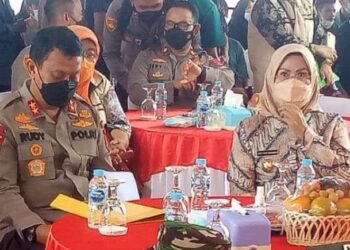 Kapolda Banten Irjen Pol Rudy Heriyanto Adi Nugroho dan Bupati Serang Ratu Tatu Chasanah, mendengarkan arahan Kapolri secara virtual, di halaman Mapolres Serang, Kamis (16/12/2021). (ISTIMEWA)