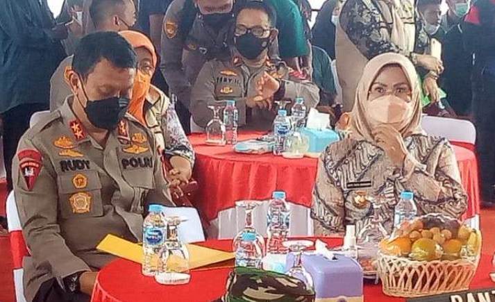 Kapolda Banten Irjen Pol Rudy Heriyanto Adi Nugroho dan Bupati Serang Ratu Tatu Chasanah, mendengarkan arahan Kapolri secara virtual, di halaman Mapolres Serang, Kamis (16/12/2021). (ISTIMEWA)
