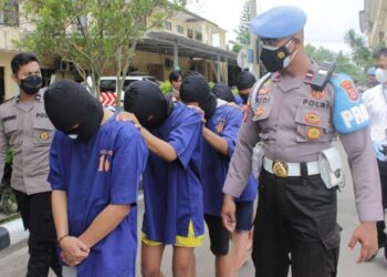 Personel kepolisian Polda Banten, menggiring pelaku kejahatan atau tindak pidana umum ke sel di Mapolda Banten, Jumat (31/12/2021). (ISTIMEWA)