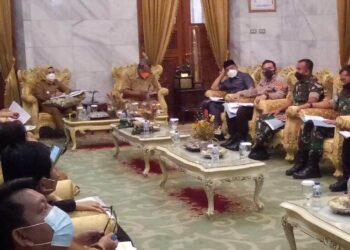 Bupati Serang Ratu Tatu Chasanah, memimpin rapat koordinasi terkait vaksinasi bersama Forkopimda, di ruangan Pendopo, Senin (20/12/2021). (ISTIMEWA)