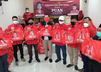 Anggota DPR RI Ananta Wahana Serahkan Paket Sembako Puan Maharani di Kota Tangerang