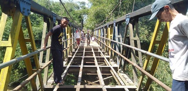 Anggaran Pemda Cekak, Masyarakat di Lebak Swadaya Perbaiki Jembatan
