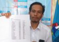 Ketua PD Himpaudi Kabupaten Pandeglang, Ika Dian Supriyatna, sedang menunjukan data Ketua PC Himpaudi yang sudah dinonaktifkan, di kantornya, Jumat (14/1/2022). (NIPAL SUTIANA/SATELITNEWS.ID)