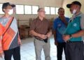 Kepala dan Sekretaris Dindikpora Pandeglang, sedang meninjau kondisi bangunan sekolah yang ada di wilayah Kecamatan Sumur, Sabtu (15/1/2022). (ISTIMEWA)