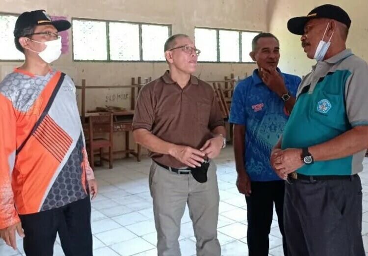 Kepala dan Sekretaris Dindikpora Pandeglang, sedang meninjau kondisi bangunan sekolah yang ada di wilayah Kecamatan Sumur, Sabtu (15/1/2022). (ISTIMEWA)
