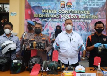 Kabid Humas dan Kasubdit III Jatanras Ditreskrimum Polda Banten, gelar Press Conference, di halaman Mapolda Banten, Kamis (6/2/2022). (ISTIMEWA)