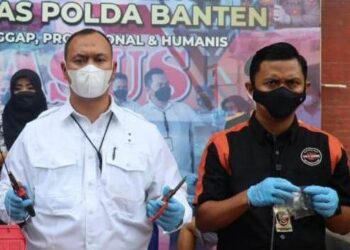 Kasubdit III Jatanras Ditreskrimum Polda Banten, Kompol Akbar Baskoro (kiri), tunjukan barang bukti kejahatan, Kamis (6/1/2022). (ISTIMEWA)