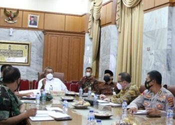 Wabup Serang Pandji Tirtayasa, menggelar rapat koordinasi dengan TNI dan Kepolisian, terkait rencana kegiatan vaksinasi anak 6-12 tahun. (ISTIMEWA)