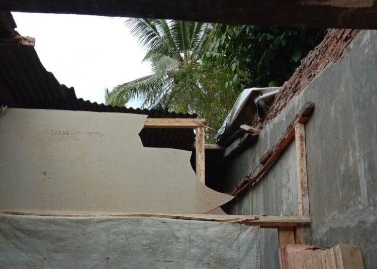 Atap rumah warga ambrol, akibat guncangan gempa magnitudo 6.6 di Sumur, Pandeglang, Jumat (14/1/2022). (ISTIMEWA)