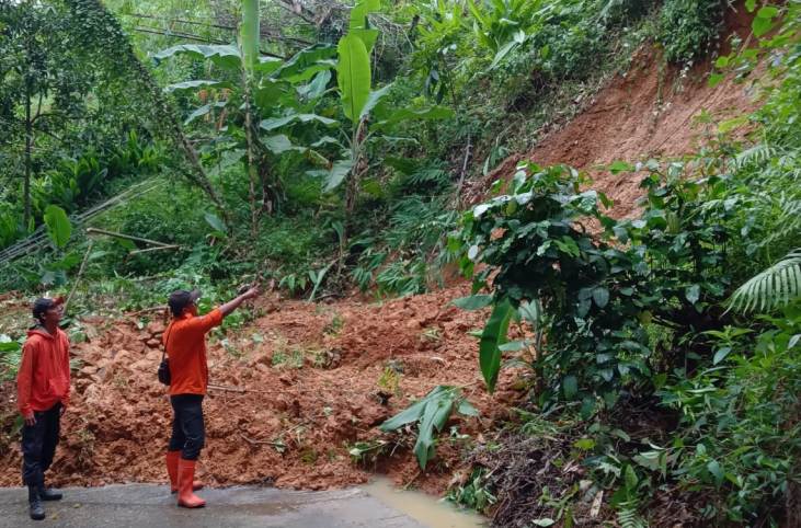 Personel BPBD Kabupaten Serang, mengecek kondisi longsor yang menutup akses jalan di Desa Pakuncen, Kecamatan Bojonegara, Senin (17/1/2022). (ISTIMEWA)