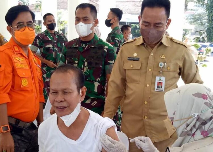 Kepala Disdukcapil Kabupaten Serang, Abdullah, divaksinasi booster, Senin (24/1/2022). (SIDIK/SATELITNEWS.ID)