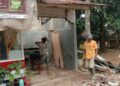 Warga di Kecamatan Cibitung, Kabupaten Pandeglang, membersihkan puing reruntuhan rumah, akibat guncangan gempa berkekuatan 6.7 SR, Jumat (14/1/2022). (ISTIMEWA)