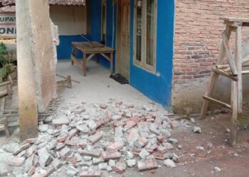 Sebuah rumah di Kecamatan Cibitung, rusak akibat guncangan gempa, Kamis (14/1/2022). (ISTIMEWA)