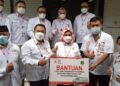 Ketua PMI Banten, Ratu Tatu Chasanah, bersama jajaran pengurus PMI lainnya, secara simbolis menyerahkan bantuan ambulans untuk PMI Kabupaten/Kota, Rabu (26/1/2022). (ISTIMEWA)