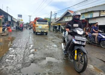 Warga Desa Kayu Agung Kecamatan Sepatan Keluhkan Jalan Rusak