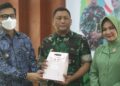 Wabup Pandeglang, Tanto Warsono Arban, menyerahkan cenderamata atas dedikasi Letkol Kav Dedi Setiadi, selama menjabat Dandim 0601 Pandeglang, Selasa (18/1/2022). (ISTIMEWA)