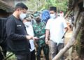 Wabup Pandeglang, Tanto Warsono Arban, meninjau kondisi kesehatan warga yang terdampak gempa, di Kecamatan Madalawangi, Sabtu (15/1/2022). (ISTIMEWA)
