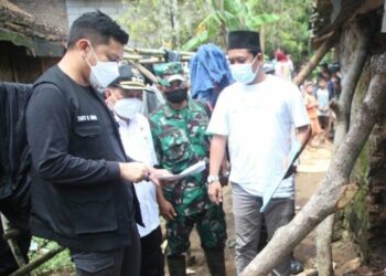 Wabup Pandeglang, Tanto Warsono Arban, meninjau kondisi kesehatan warga yang terdampak gempa, di Kecamatan Madalawangi, Sabtu (15/1/2022). (ISTIMEWA)