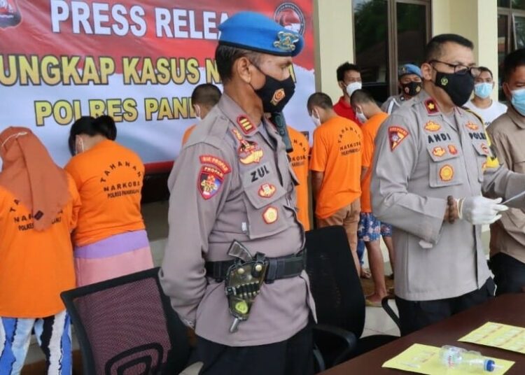 Wakapolres Pandeglang, Kompol Andi Suwandi didampingi jajarannya, sedang menunjukkan barang bukti dari tangan kedua emak-emak yang menjadi pelaku pengedar sabu-sabu. (ISTIMEWA)