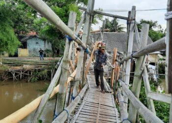 Bertahun-tahun Rusak, Jembatan Bambu di Kronjo Belum Tersentuh Perbaikan