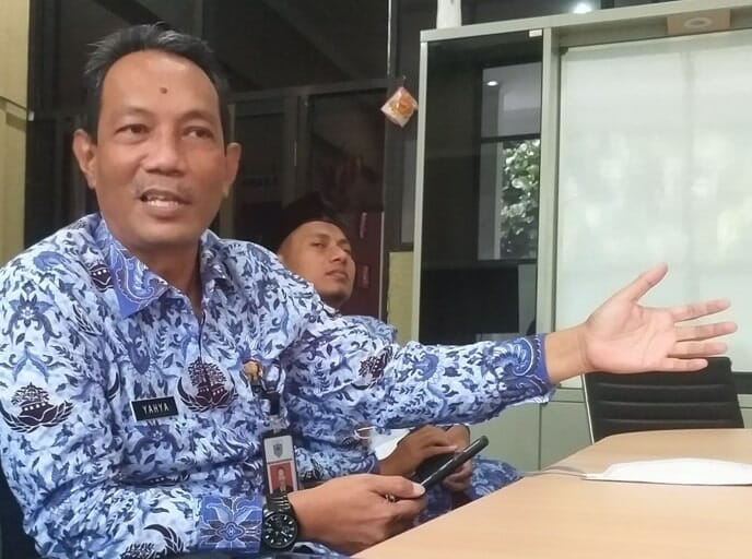 Kepala BPKD Pandeglang, Yahya Gunawan Kasbin, sedang memberikan keterangan kepada wartawan, di ruang kerjanya, Selasa (18/1/2022). (ISTIMEWA)