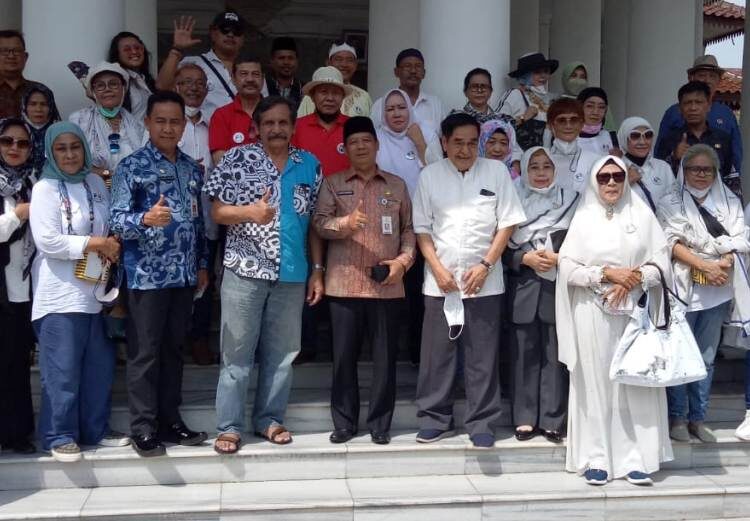 Jajaran PARFI berfoto bersama di depan gedung Pendopo Bupati Serang, usai bertemu dengan Sekda Kabupaten Serang dan jajarannya, Kamis (27/1/2022). (ISTIMEWA)