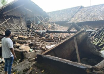 AMBRUK–Sebuah rumah di Kampung Pasir Tengah, RT 001 RW 004, Desa Bama, Kecamatan Pagelaran, Kabupaten Pandeglang, ambruk rata dengan tanah, Selasa (11/1/2022). (ISTIMEWA)