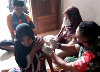 Warga Cinangka, Kabupaten Serang, sedang divaksin oleh tim medis dari TNI, Minggu (23/1/2022). (ISTIMEWA)