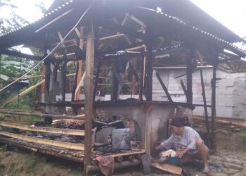 Rumah milik Salatri (42), warga Kampung Cipanon, RT 001 RW 005, Desa Tanjungjaya, Kecamatan Panimbang, Kabupaten Pandeglang, ludes terbakar, sekitar pukul 04.00 WIB, Kamis (20/1/2022). (ISTIMEWA)