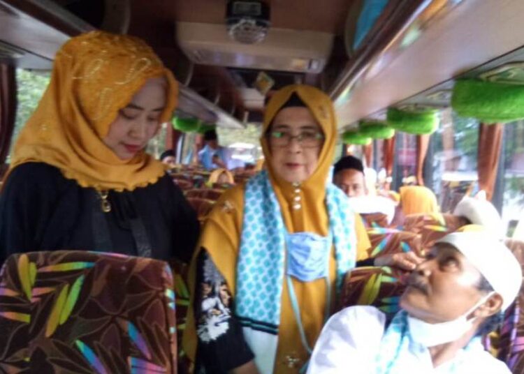 Para jemaah umroh dengan travel Samira, di Kecamatan Anyer, Kabupaten Serang, siap diberangkatkan, Minggu (23/1/2022). (ISTIMEWA)