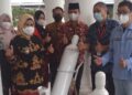 Secara simbolis, Bupati Serang Ratu Tatu Chasanah, menerima bantuan tabung gas oksigen dari PT Cargill Indonesia, Kamis (20/1/2022). (ISTIMEWA)