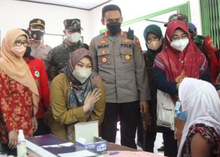 Bupati Pandeglang, Irna Narulita, didampingi jajarannya meninjau vaksinasi disetiap sekolah yang tersebar di Kecamatan Karangtanjung, Kamis (3/2/2022). (ISTIMEWA)