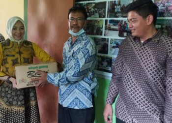 Diskoumperindag Kabupaten Serang, distribusikan minyak goreng dan gula pasir kepada UMKM, Senin (14/2/2022). (ISTIMEWA)