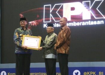 KPK memberikan penghargaan kepada Pemprov Banten, dalam upaya pencegahan korupsi. Piagam diserahkan oleh Wapres RI, KH. Ma’ruf Amin kepada Gubernur Banten, Wahidin Halim (WH), Kamis (17/2/2022). (ISTIMEWA)