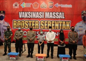 Kapolda Banten, foto bersama dengan jajaran TNI, para buruh dan Asda 1 Pemkab Serang, saat meninjau kegiatan vaksin booster. (ISTIMEWA)