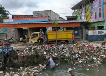DLHK Bersihkan Tumpukan Sampah di Wates Kalimati Teluknaga