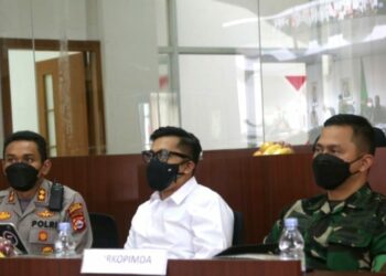 Wabup Pandeglang, Tanto Warsono Arban, didampingi Kapolres dan Dandim 0601 Pandeglang, menghadiri zoom meeting dengan Presiden RI, di Ruang Pintar Setda Pandeglang, Senin (7/2/2022). (ISTIMEWA)
