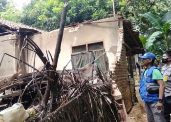 Kondisi rumah Abdul Wahid, warga Kecamatan Mancak, rusak berat usai diguyur hujan disertai angin kencang, Selasa (8/2/2022). (ISTIMEWA)