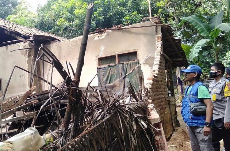 Kondisi rumah Abdul Wahid, warga Kecamatan Mancak, rusak berat usai diguyur hujan disertai angin kencang, Selasa (8/2/2022). (ISTIMEWA)