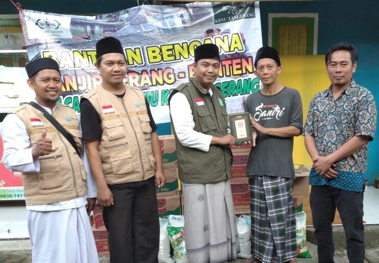 Satelit News Peduli bersama Yayasan Yusro Untuk Negeri dan Lazisnu Tangerang, salurkan bantuan untuk korban banjir di wilayah Serang, Jumat (11/3/2022). (MARDIANA/SATELITNEWS.ID)