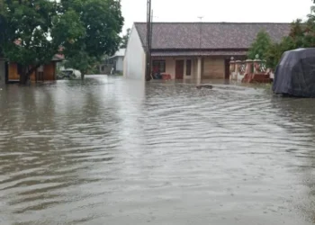 Sejumlah wilayah di Kota Serang, terendam banjir usai diguyur hujan deras, Selasa (1/3/2022). Banjir yang merendam pemukiman  penduduk tersebut, terjadi sejak pukul 02.30 WIB. (ISTIMEWA)