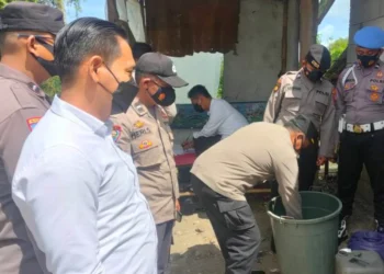Aparat kepolisian, mengamankan Miras saat menggelar Operasi  Bina Kusuma Maung I, Senin (21/3/2022). (ISTIMEWA)