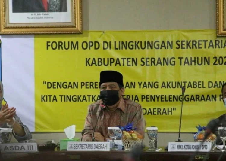 Sekda Kabupaten Serang, Tb Entus Mahmud Sahiri, menggelar rapat forum OPD, Jumat (11/3/2022). (ISTIMEWA)