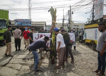 Foto Aksi Unjuk Rasa Perbaikan Jalan Rusak di Kota Tangerang