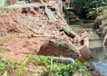 Turap Sungai di Tigaraksa Ambrol, DBMSDA Turunkan Alat Berat