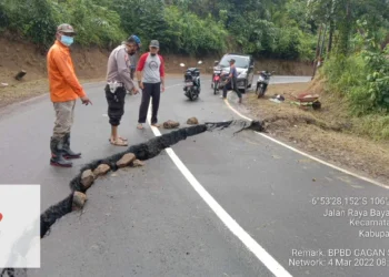 Jalan Penghubung Lebak - Sukabumi Amblas 70 Sentimeter