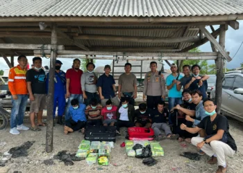 Personel Polres Pandeglang amankan komplotan pengedar sabu, dan sita puluhan kilo barang bukti (BB) Sabu, di perairan Sumur, Pandeglang, Selasa (8/3/2022). (ISTIMEWA)