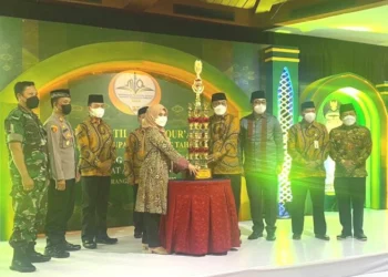 Penyerahan hadiah kepada juara umum Lomba MTQ tingkat Kabupaten Serang, tahun 2022, Rabu (30/3/2022) malam. (ISTIMEWA)